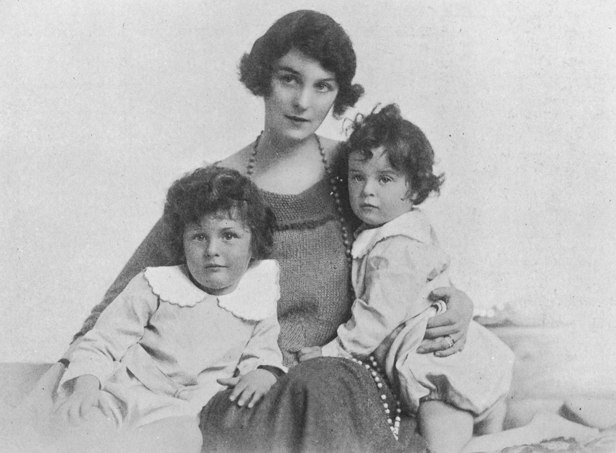 Freda Dudley Ward con sus hijos, 1918 de English Photographer