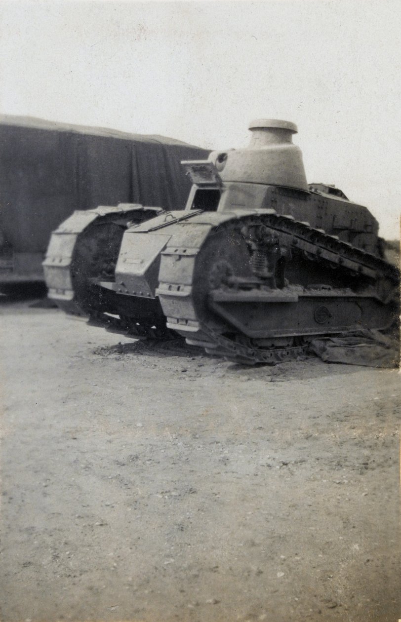 Tanque Renault FT17 francés durante la práctica de batalla en los campos de Lulworth, 1919 de English Photographer