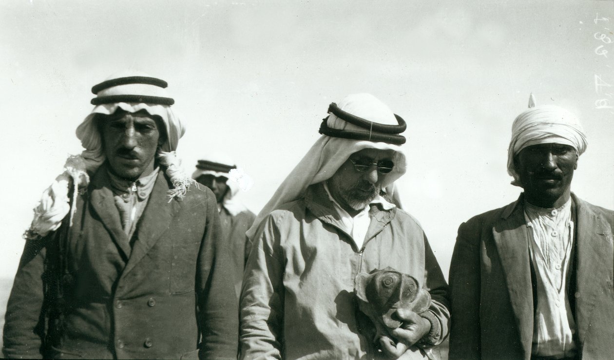 Garstang (sosteniendo un cáliz) y dos miembros del equipo de excavación, 1930 de English Photographer