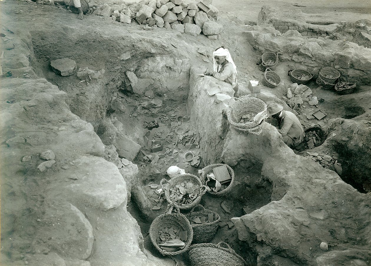 Garstang registrando almacenes excavados de la Edad del Bronce Medio (2000-1500 a.C.), 1930 de English Photographer