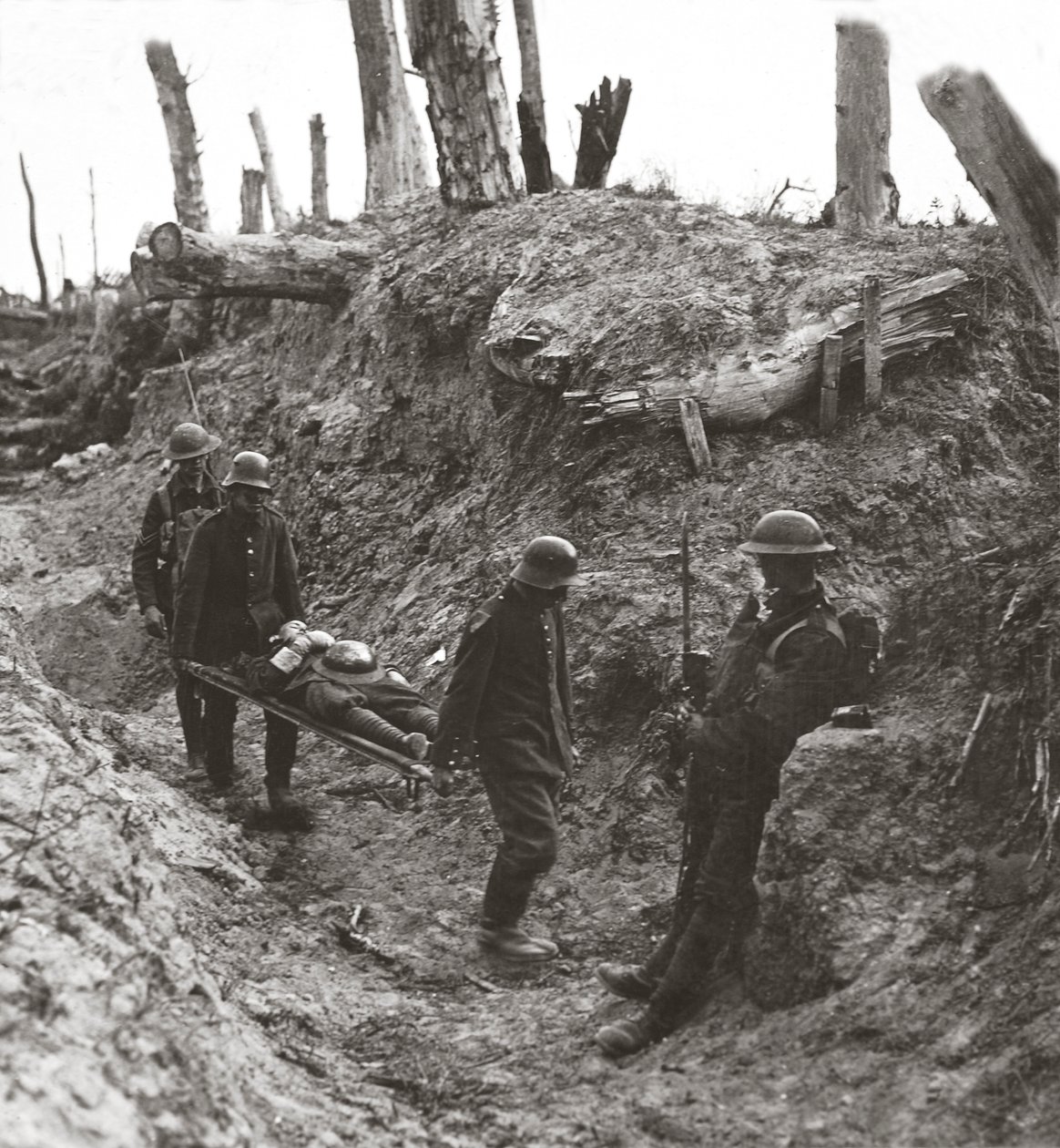 Prisioneros alemanes obligados a llevar a nuestros heridos durante el asalto en Trones Wood, 1916 de English Photographer
