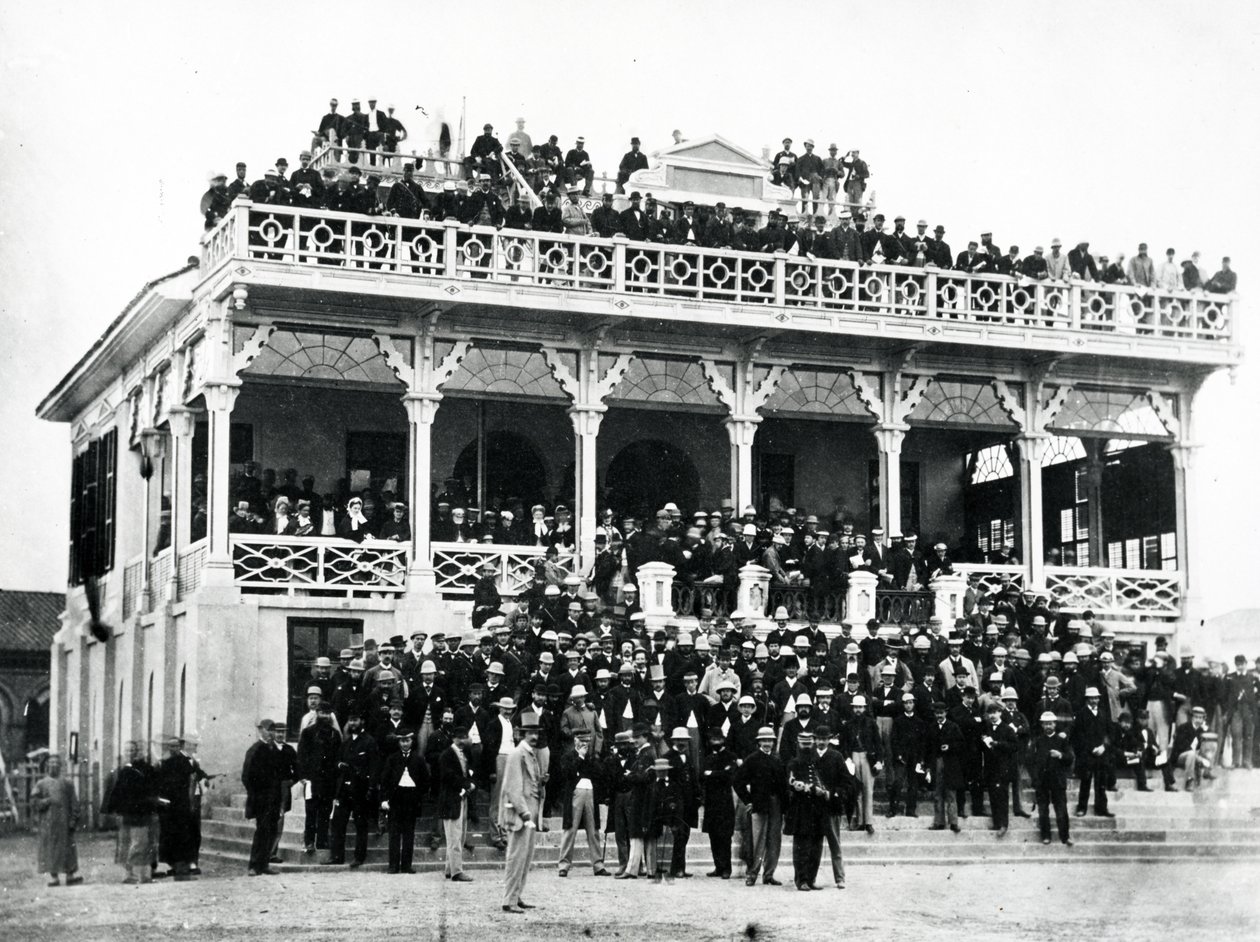 Tribuna llena de gente, Shanghái, c.1870s de English Photographer