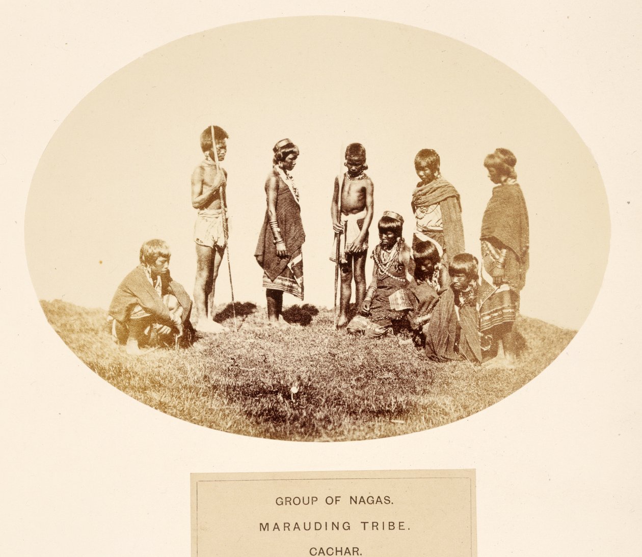 Grupo de Nagas, tribu saqueadora, Cachar, de The People of India, por J. Forbes Watson, publicado en 1868 de English Photographer