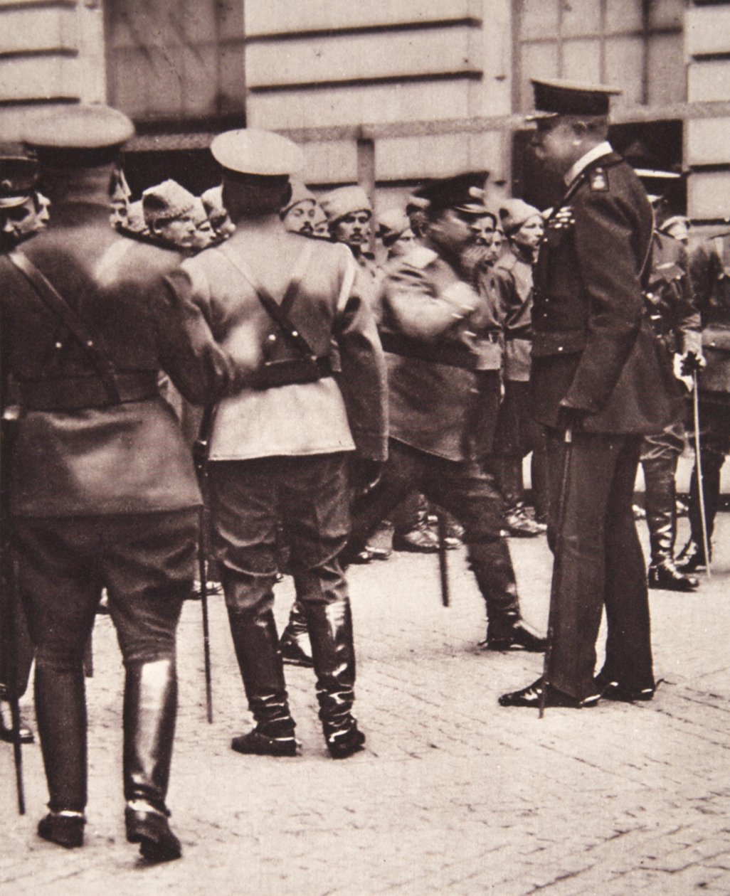 En Londres: Lord Kitchener inspeccionando el contingente ruso en misión especial aquí, de The Illustrated War News, 14 de junio de 1916 de English Photographer