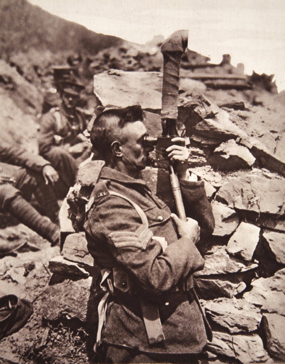 En las trincheras británicas en Salónica: un sargento usando su periscopio, de The Illustrated War News, 21 de junio de 1916 de English Photographer