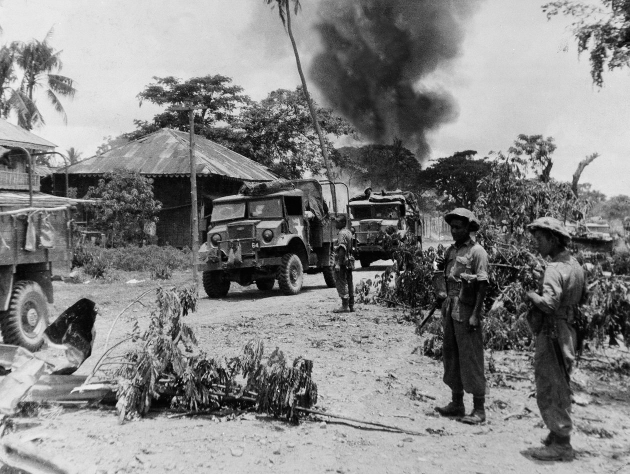 Tropas indias de la 17ª División en Payagyi durante los últimos kilómetros del avance sobre Rangún, abril de 1945 de English Photographer