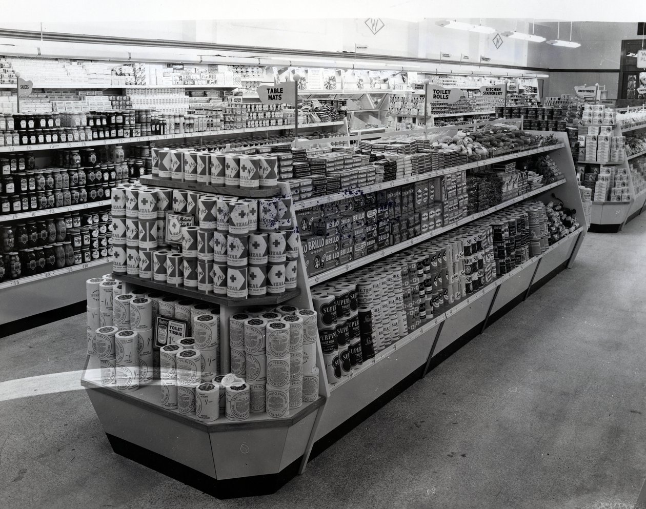 Interior de una tienda Woolworths, 1956 de English Photographer