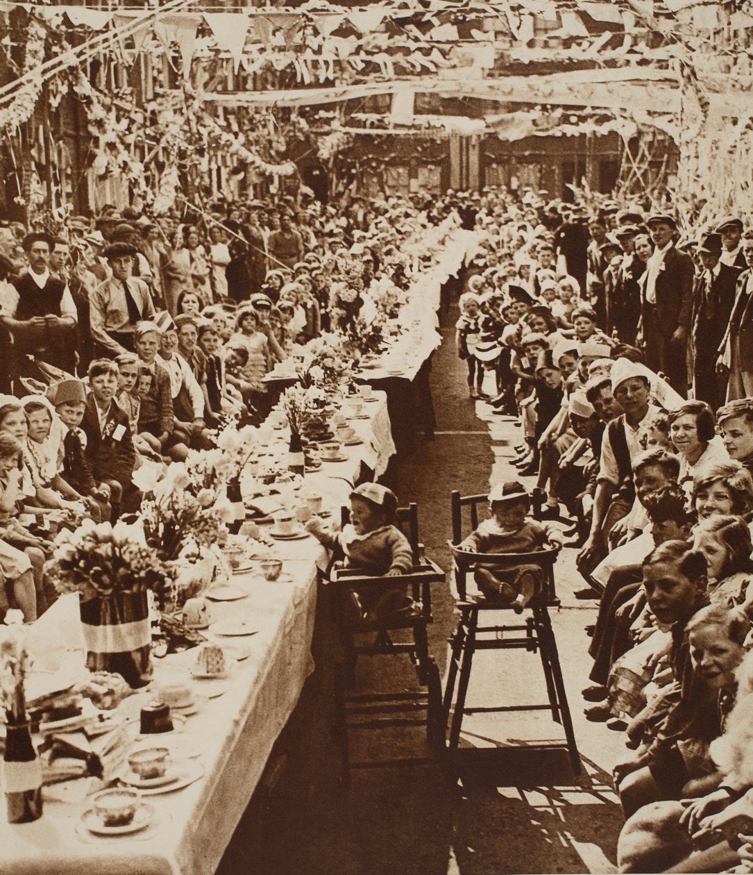 Fiesta de Té del Jubileo para Niños en Orville Road, Battersea, 1935 de English Photographer