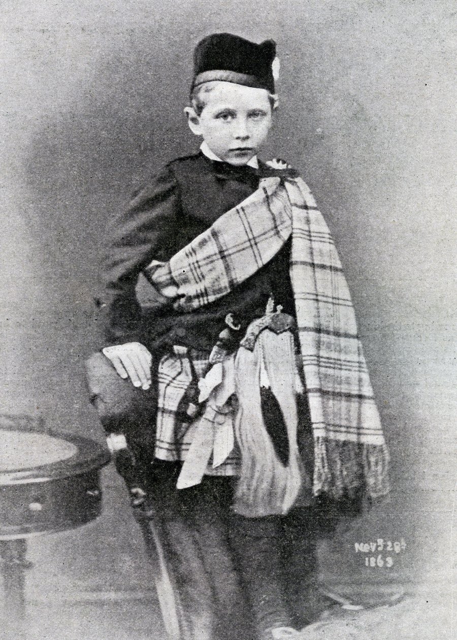 Kaiser Wilhelm II fotografiado a los 4 años con el kilt usado para la boda de su tío, Eduardo, Príncipe de Gales, con la Princesa Alexandra de Dinamarca, 1863 de English Photographer