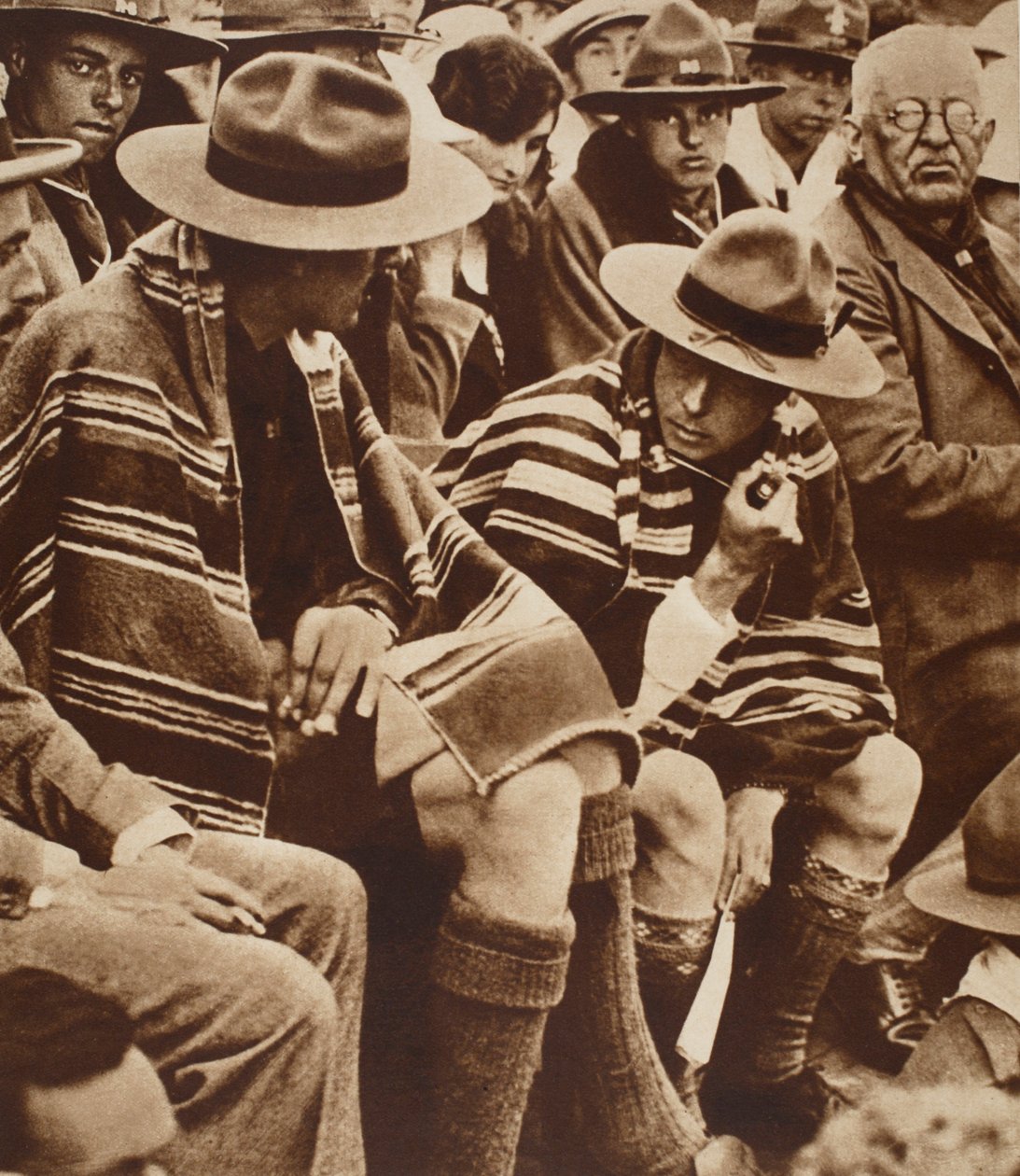 El Rey Eduardo alrededor de una fogata con scouts galeses de English Photographer