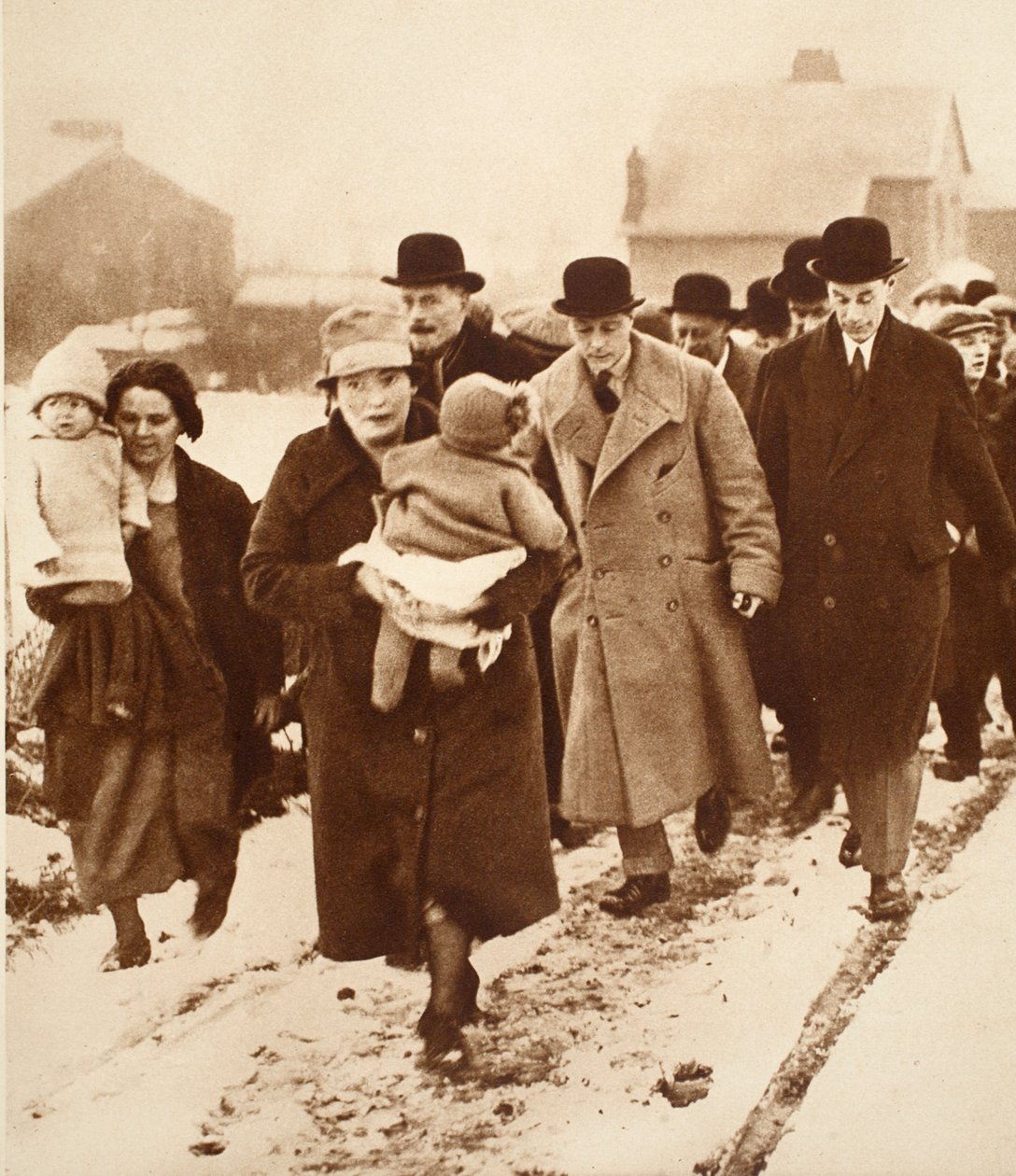 El Rey Eduardo VIII caminando por la nieve en Winlaton de English Photographer