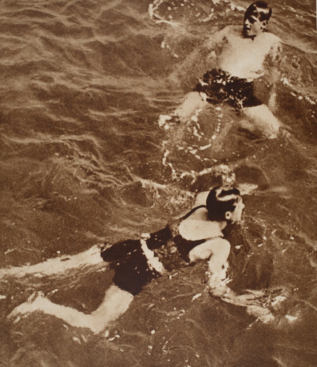 El Rey Eduardo VIII y el Duque de Kent nadando en la Riviera, 1933 de English Photographer