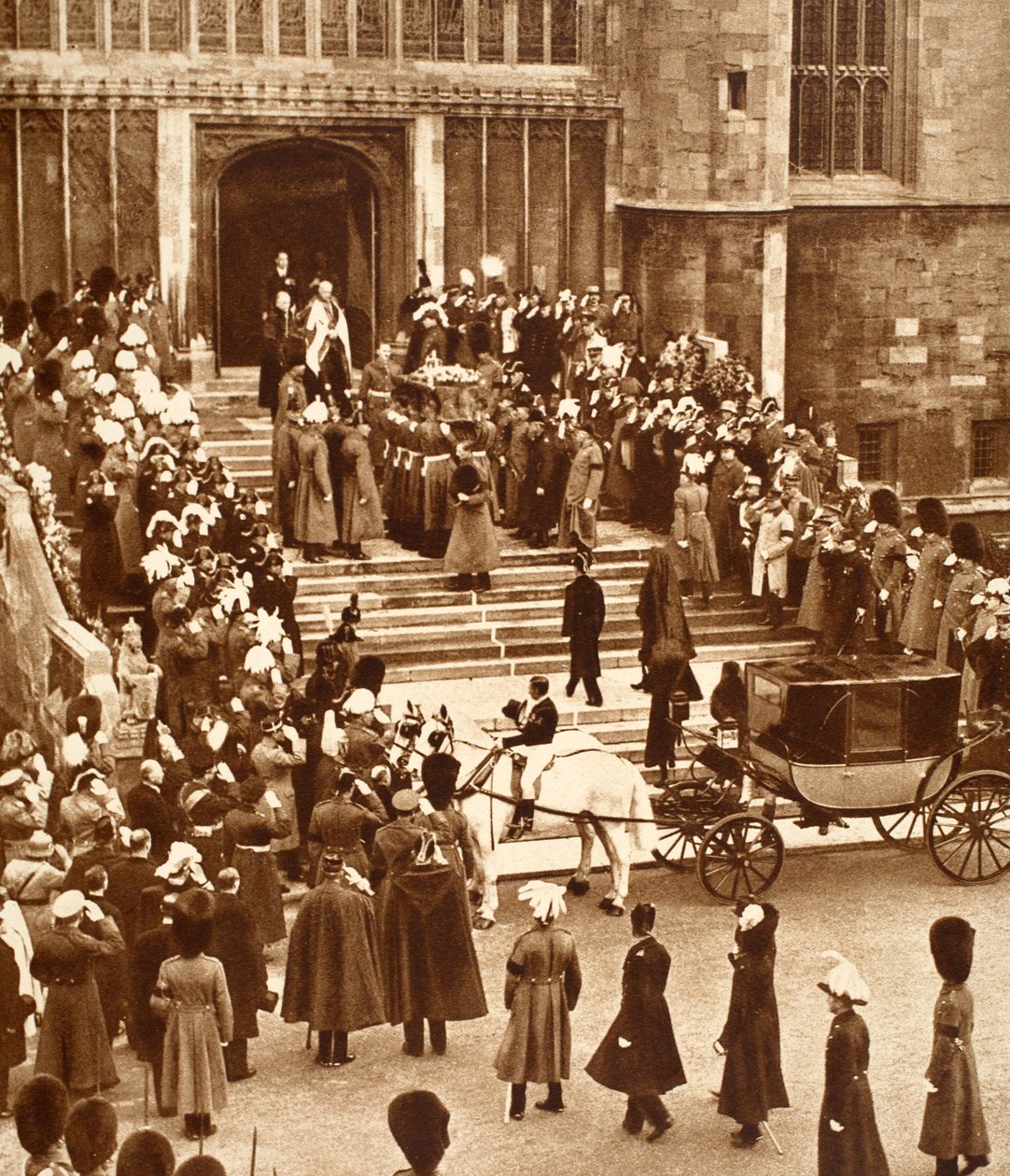 El Rey Jorge descansando, con el Rey Eduardo VIII y la Reina María subiendo los escalones de la capilla, 1936 de English Photographer