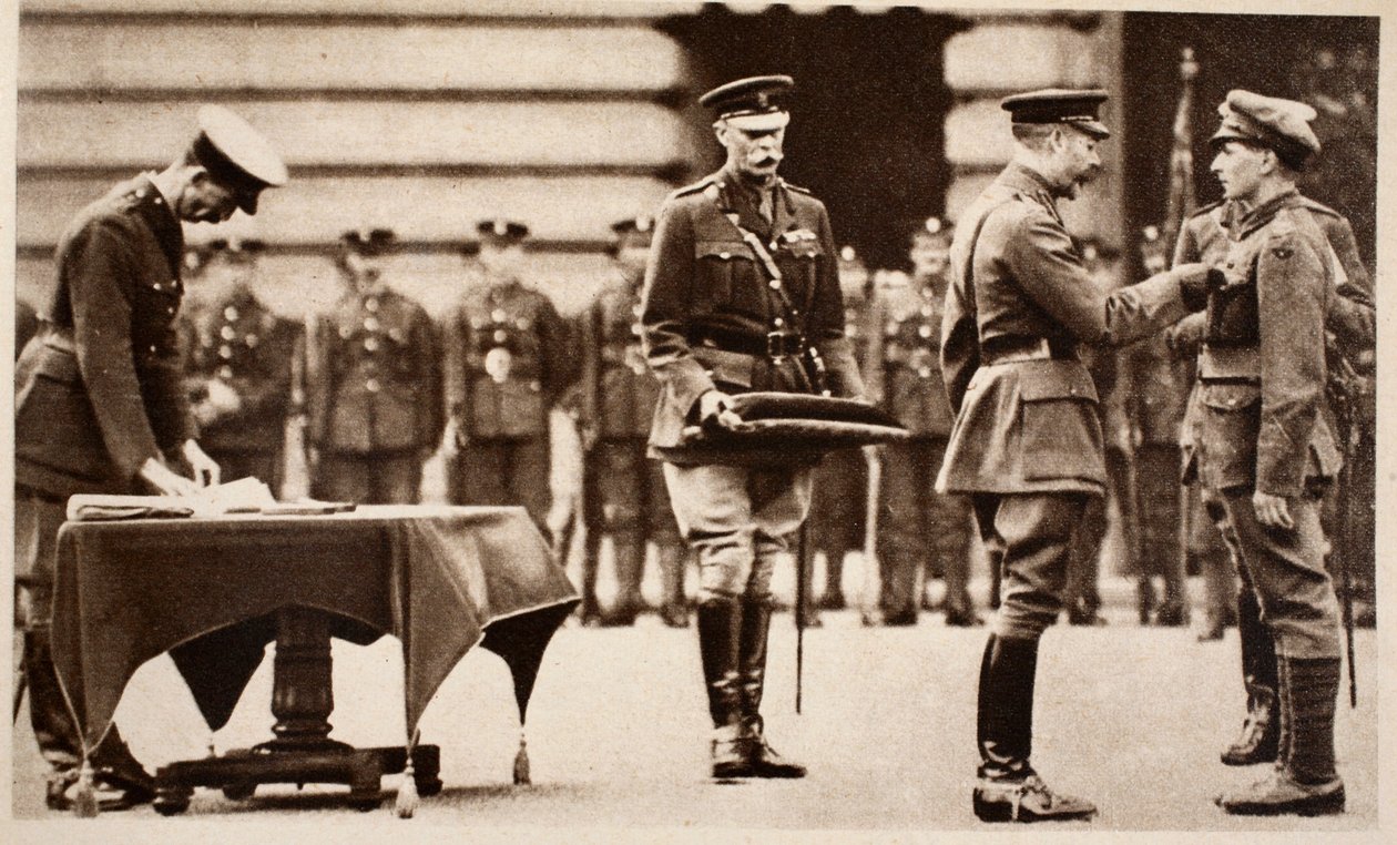 El Rey Jorge V otorgando la Cruz Victoria al soldado Wilfred Edwards, Infantería Ligera del Rey de Yorkshire, 1914-1918 de English Photographer