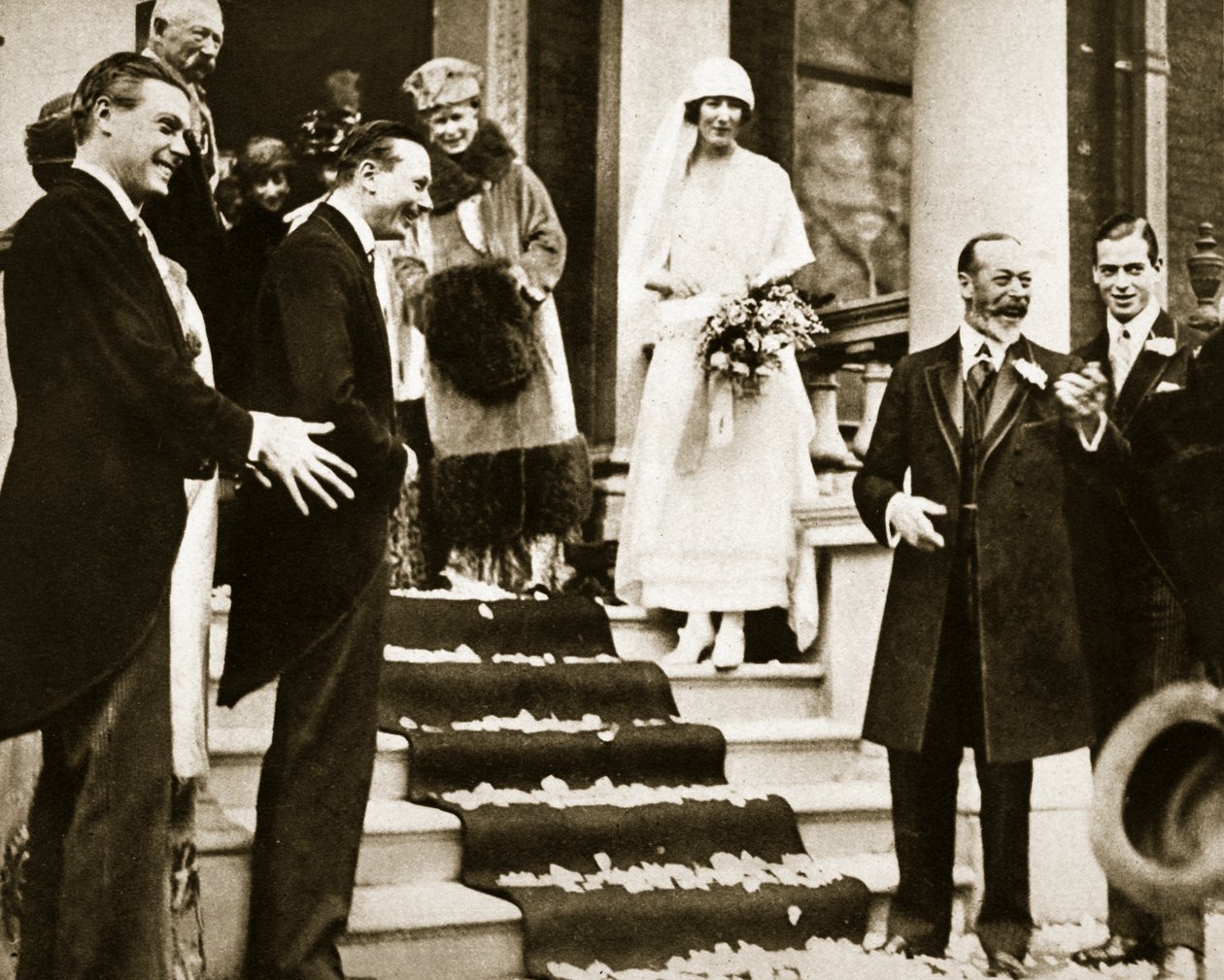 El Rey Jorge despide a la Princesa Maud, hija de la Princesa Real, mientras se va de luna de miel con Lord Carnegie, 1923 de English Photographer