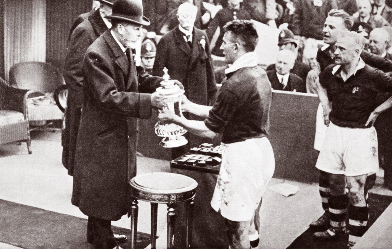 El rey Jorge entregando la FA Cup de English Photographer