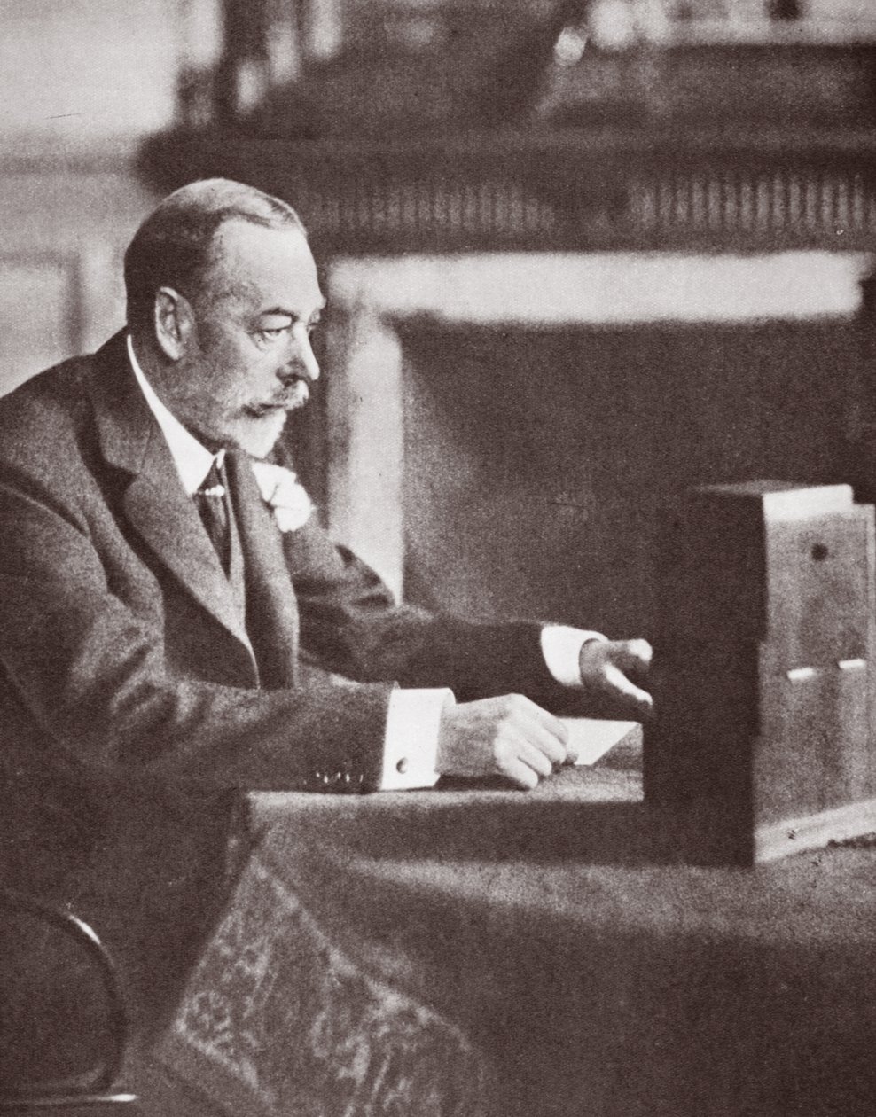 El rey Jorge hablando por la radio de English Photographer