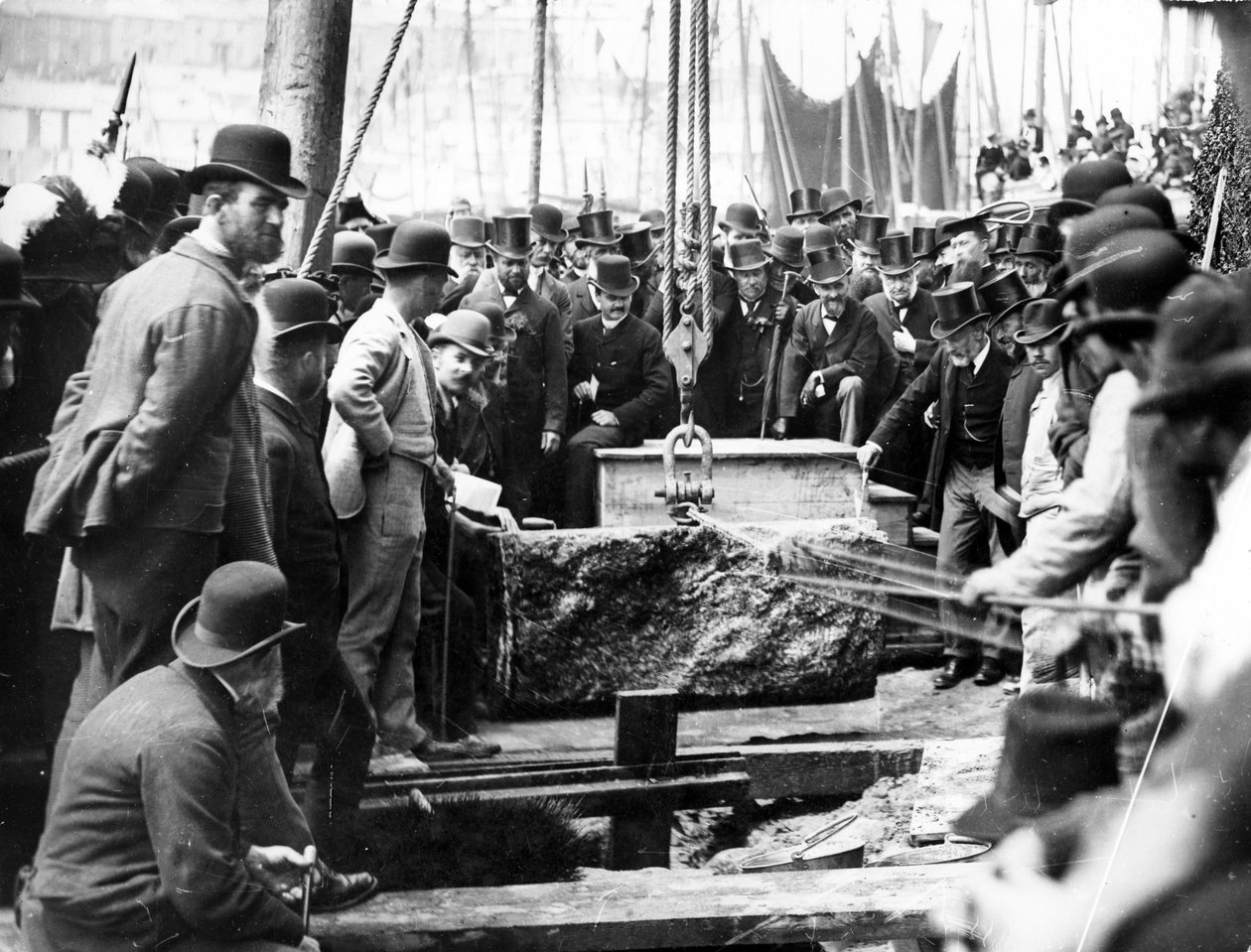Colocación de la piedra angular para la extensión del muelle de Smeaton, 1888 de English Photographer