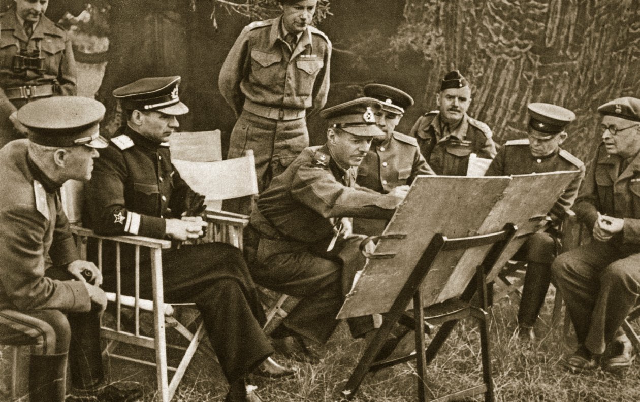 El Teniente General Dempsey, Comandante del Segundo Ejército Británico, explica a los oficiales soviéticos el estado de los asuntos en el Frente Occidental, 1944 de English Photographer