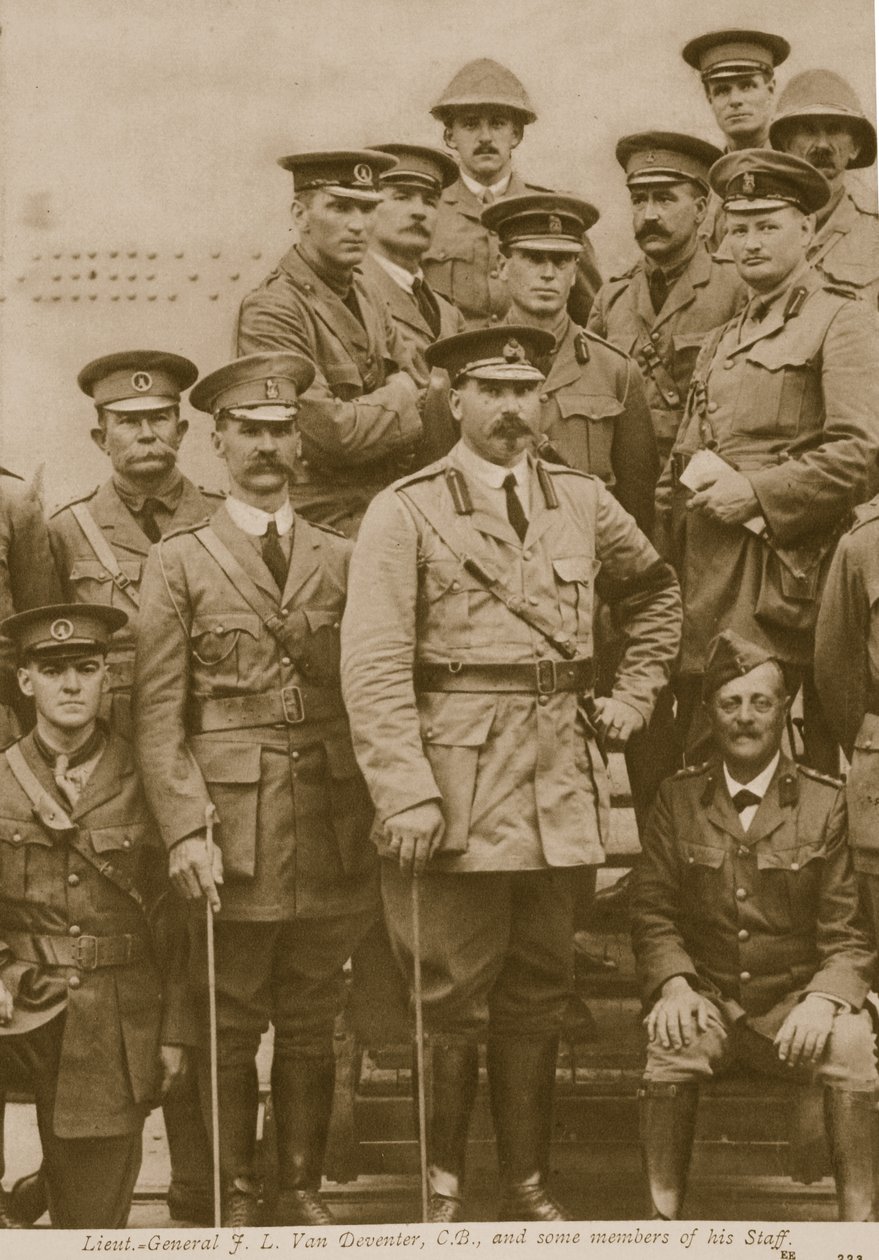 Teniente General F. L. Van Deventer, C.B y algunos miembros de su personal, 1914-19 de English Photographer