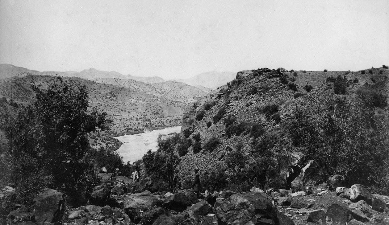 Hombres locales de pie en una ladera rocosa de English Photographer