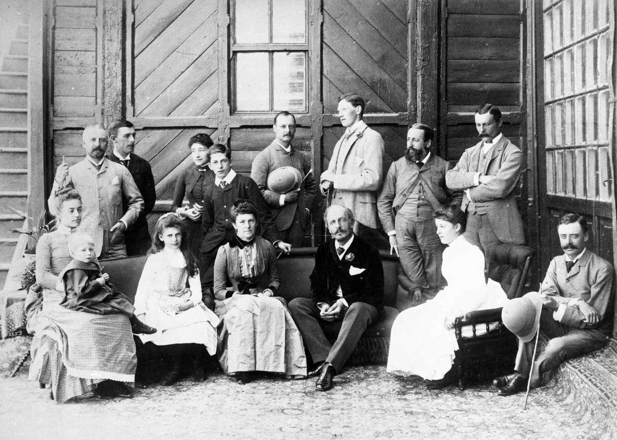 Lord y Lady Dufferin y grupo en la Residencia Virreinal, Shimla, c.1884-88 de English Photographer