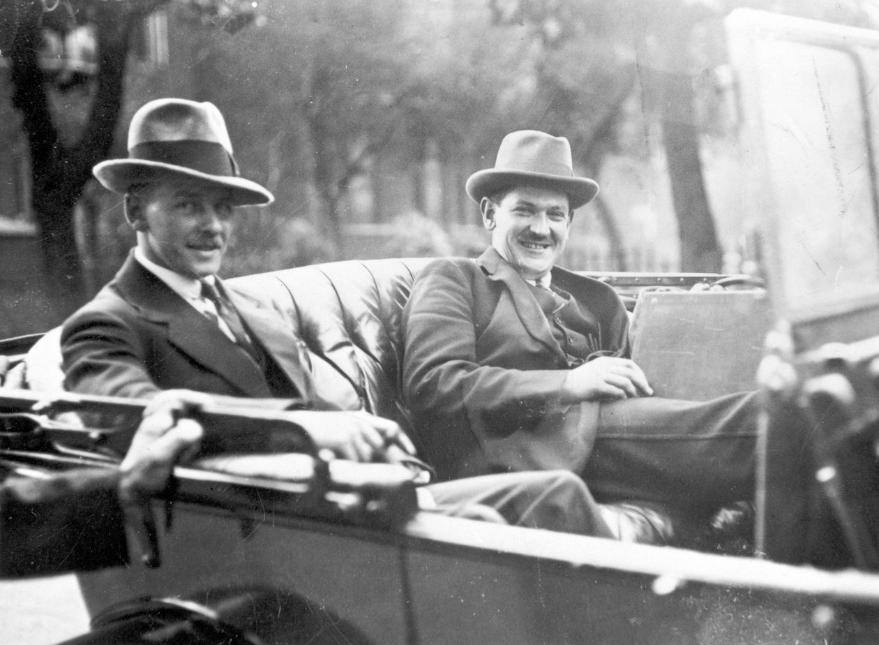 Michael Collins (1890-1922) con Emmet Dalton durante las discusiones del tratado en Londres, 1921 de English Photographer