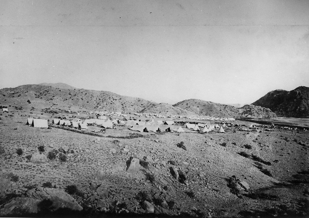 Campamento militar durante la Segunda Guerra Anglo-Afgana, 1878-80 de English Photographer