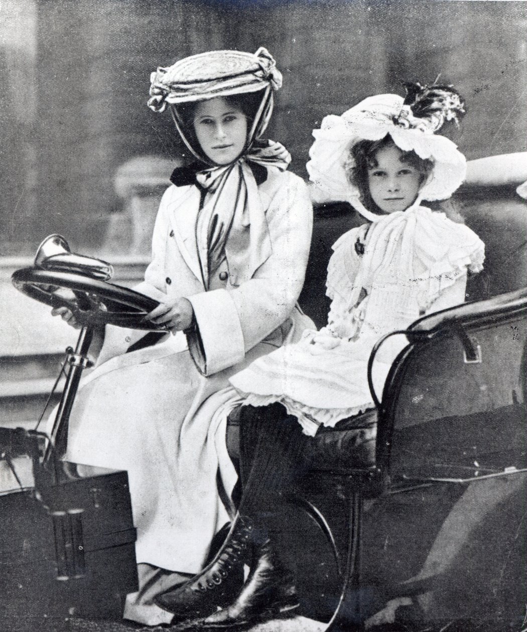 Millicent, Duquesa de Sutherland y su hija en la primera reunión del Club de Automóviles de Damas, 1903 de English Photographer