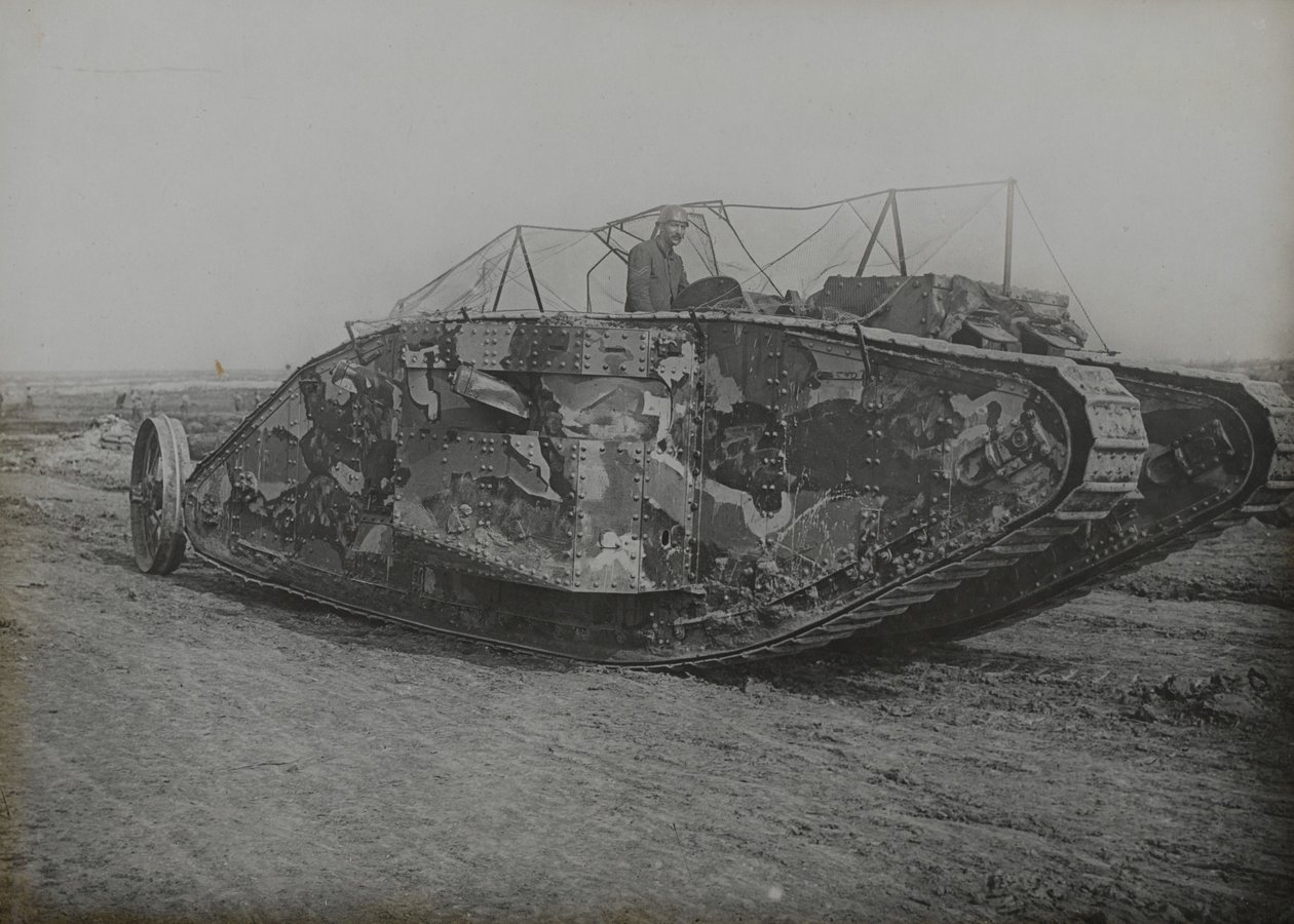 Tanque Mk 1 durante el entrenamiento en Elveden, Suffolk, 1916 de English Photographer