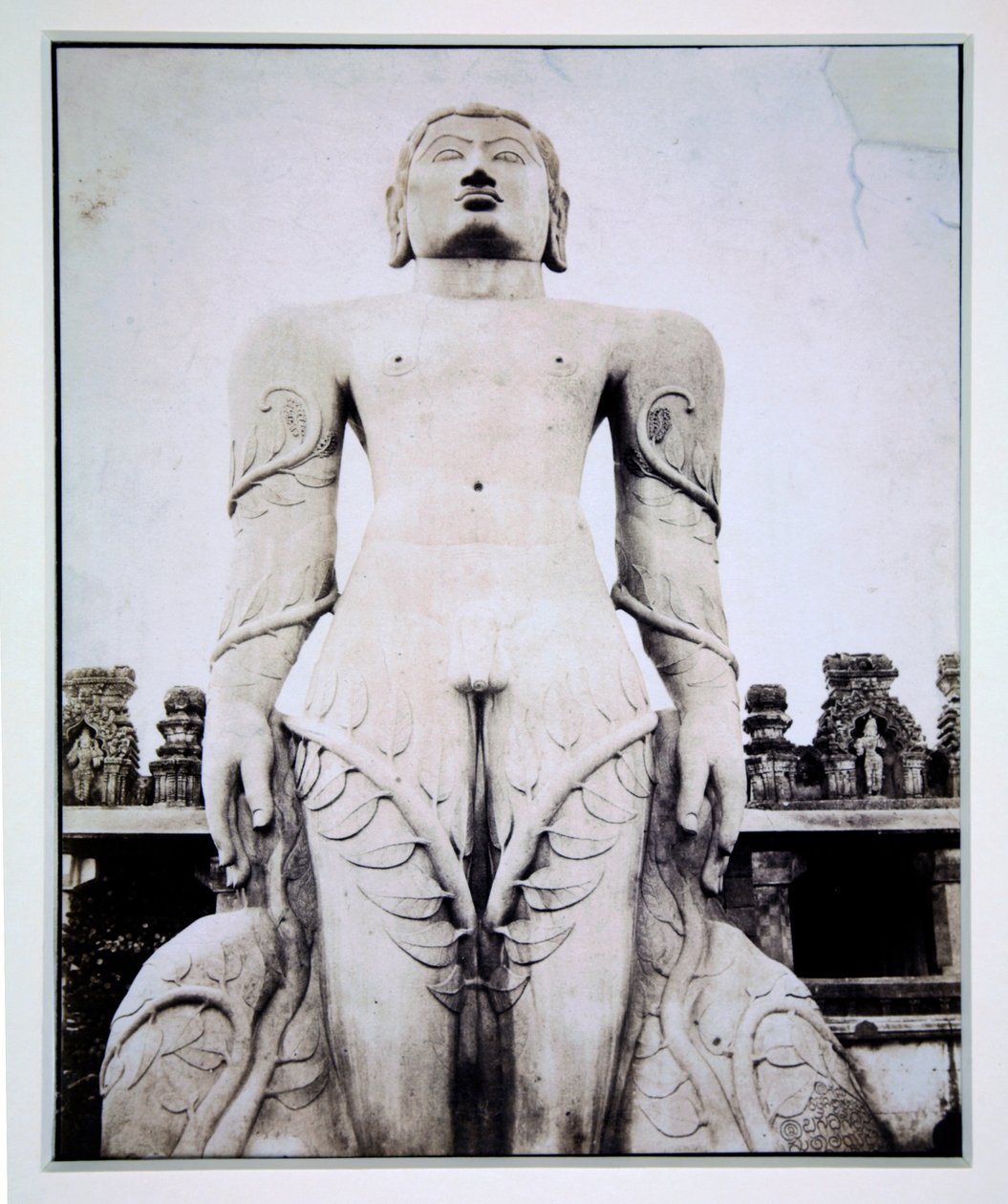 Estatua monolítica de Gommateshvara, Stravana Belgola, c.1855 de English Photographer