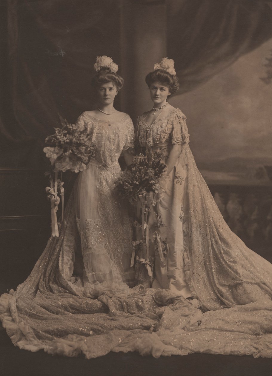 Sra. Arthur Lee y Srta. Faith Moore, hermanas americanas, vestidas para la presentación en la corte de Eduardo VII, c.1905 de English Photographer