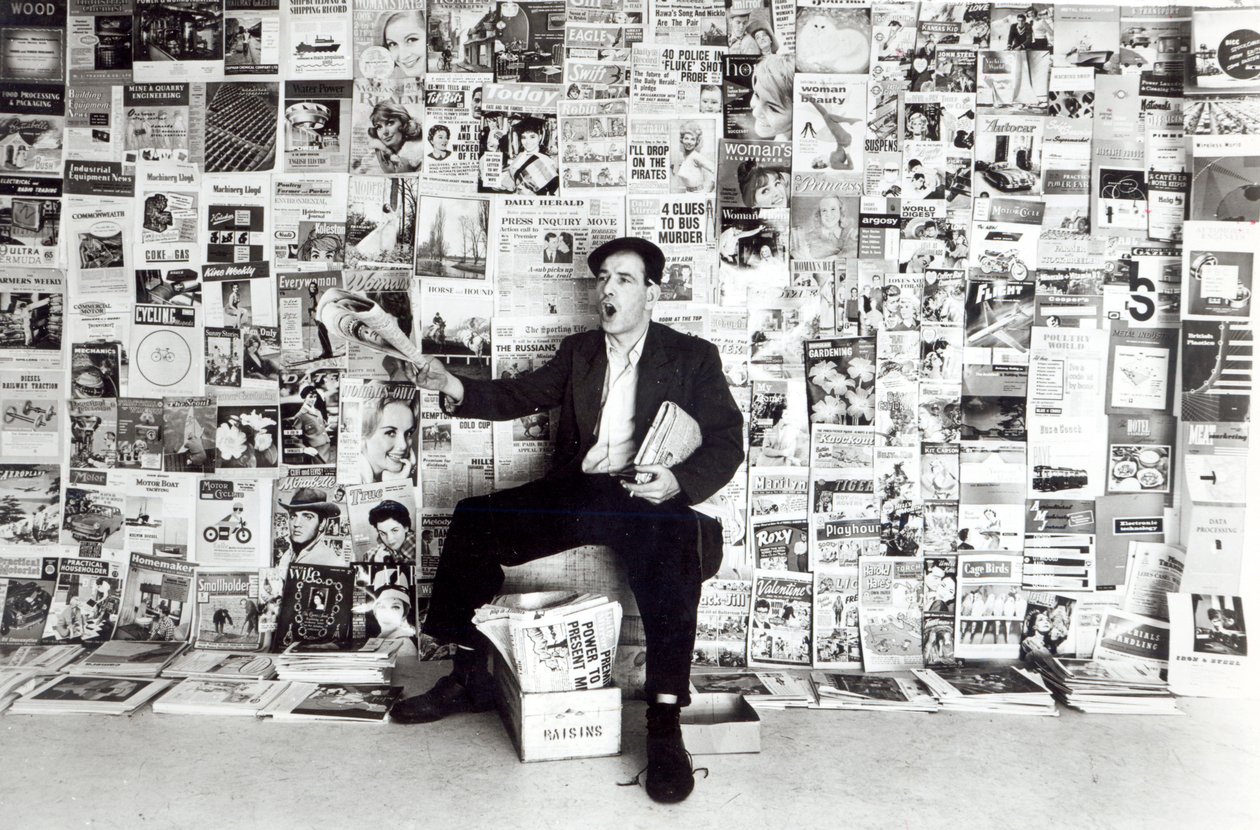Vendedor de periódicos, c.1960 de English Photographer