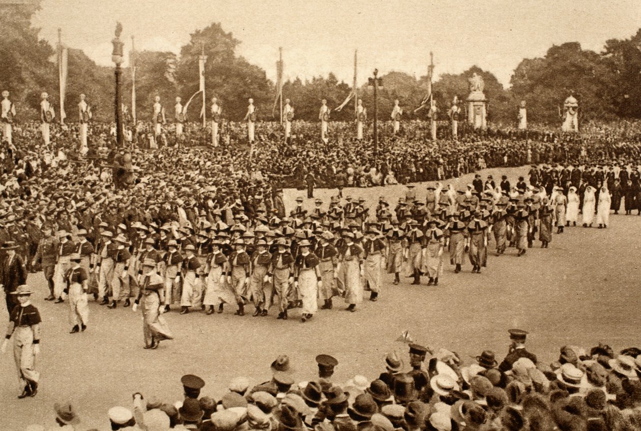 Contingentes de enfermeras en la gran Marcha de la Victoria de las fuerzas aliadas por Londres, 1919 de English Photographer