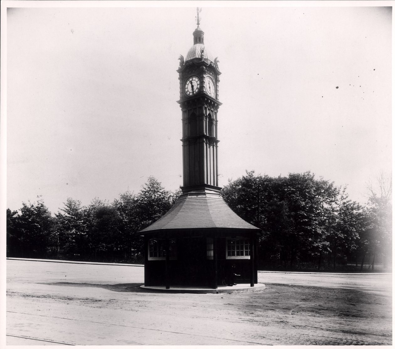 Reloj de Oakwood, hecho por Potts & Sons, originalmente en Kirkgate Market Hall, Leeds, 1914 de English Photographer