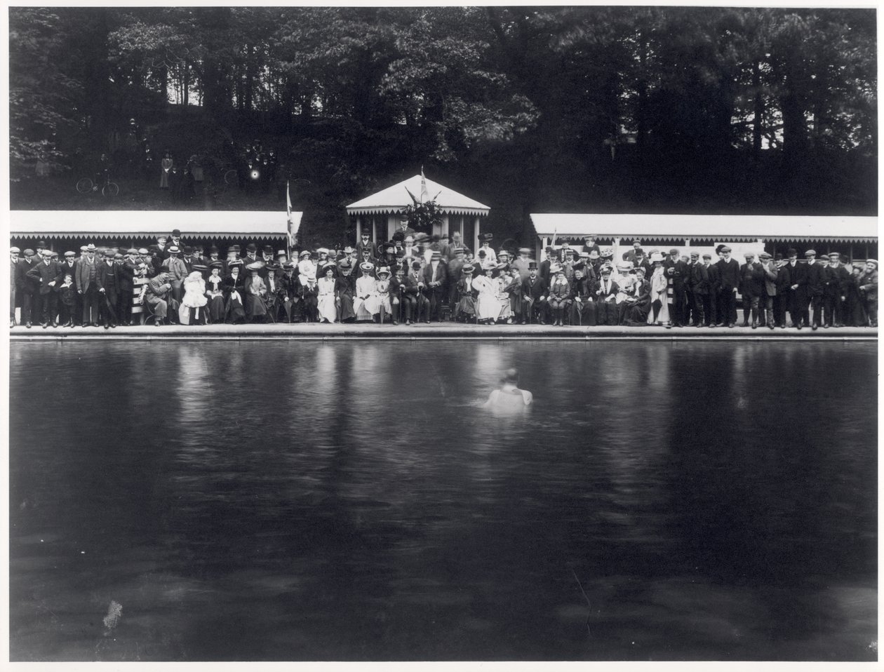 Inauguración oficial de la piscina al aire libre de Roundhay Park, Leeds, 29 de julio de 1907 de English Photographer