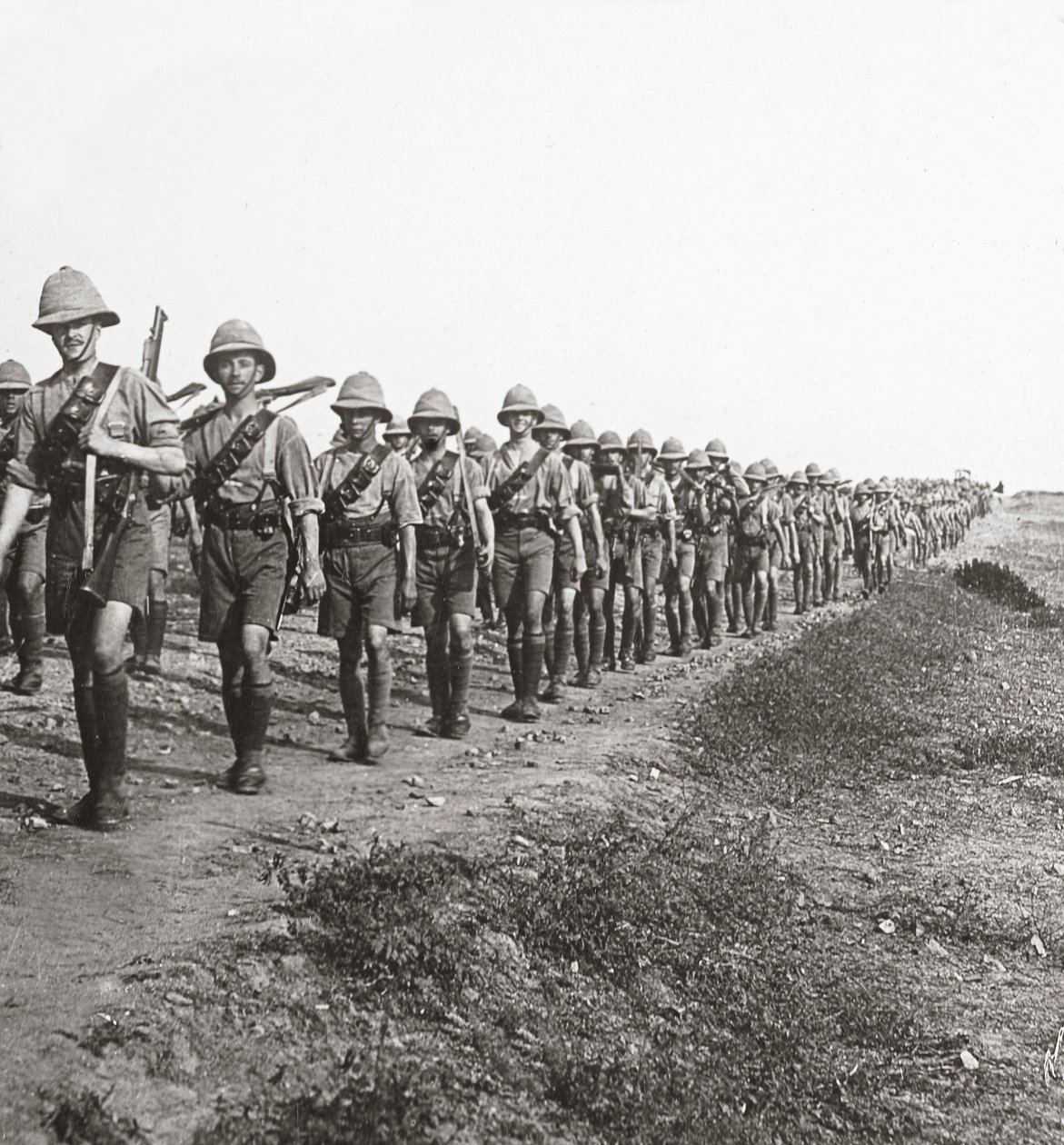 En la larga marcha bajo el calor abrasador en Bagdad, 1917 de English Photographer