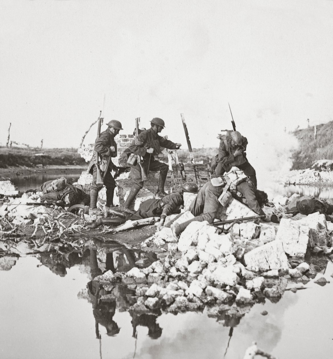 Nuestros hombres valientes luchando contra grandes adversidades, minan los puentes y se retiran a través del Canal de Crozat, 1918 de English Photographer
