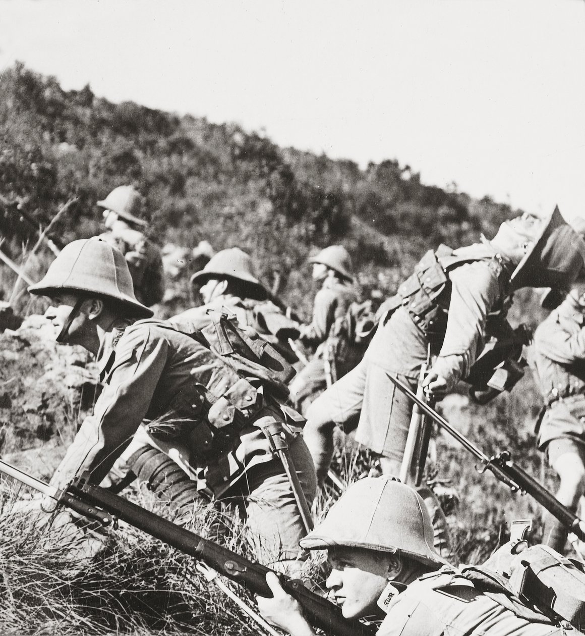 Nuestra valiente infantería cargando contra las posiciones alemanas en una colina balcánica de English Photographer