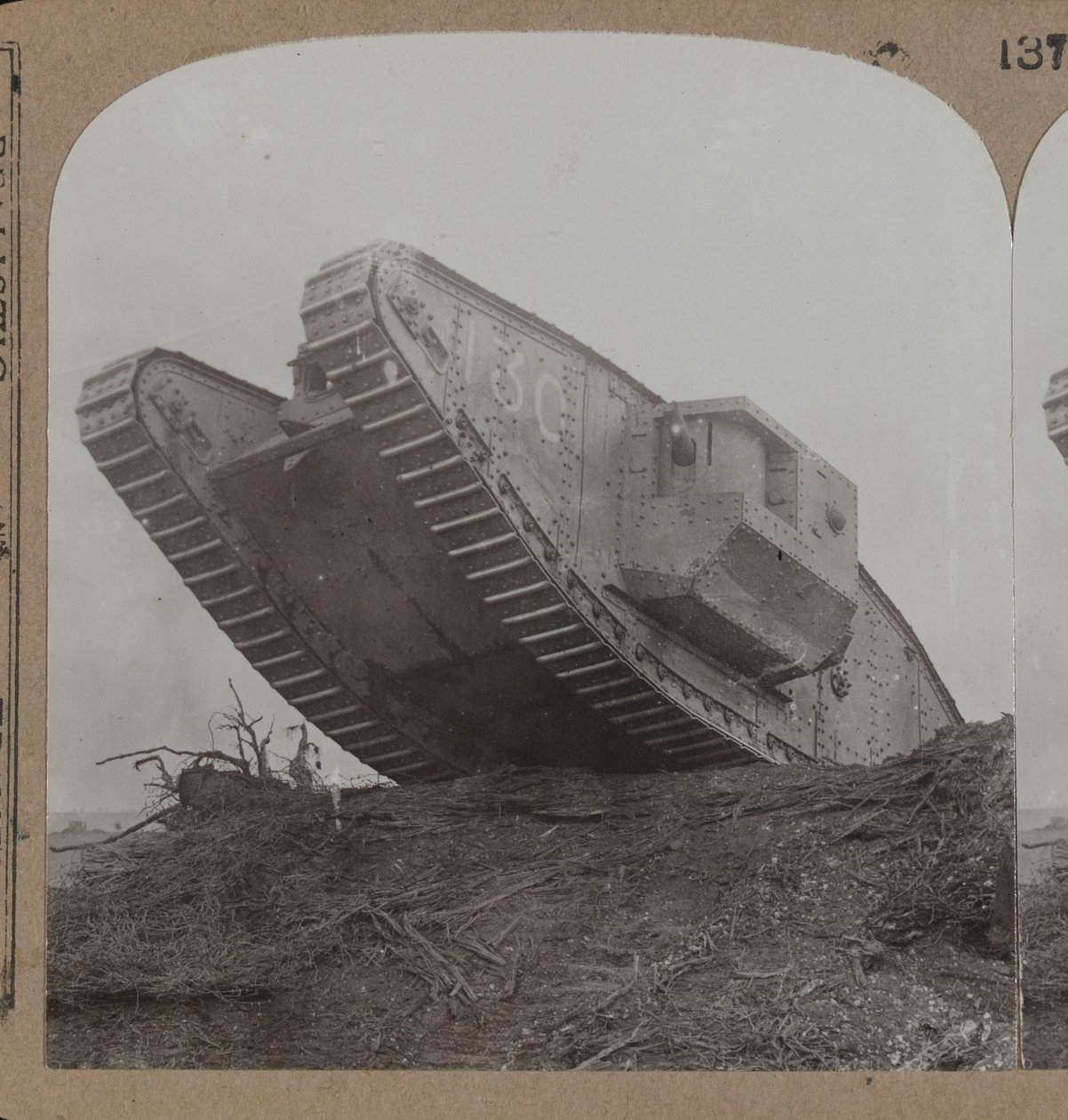 Nuestros monstruosos tanques rompen los cinturones de alambre de púas y sorprenden completamente al enemigo en Cambrai, 1914-18 de English Photographer