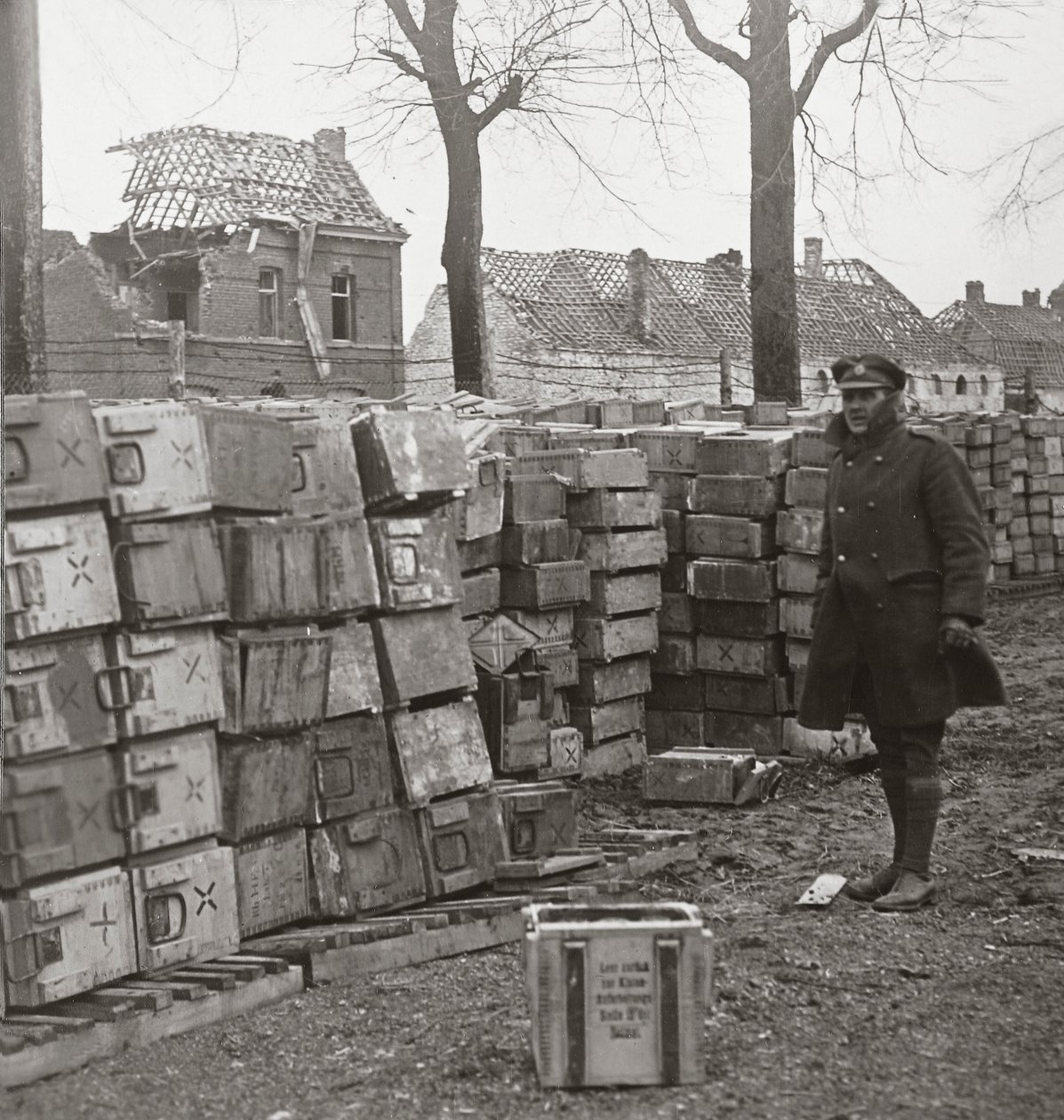 Nuestro rápido avance cerca de Cambrai obligó a los alemanes a abandonar grandes cantidades de munición de English Photographer
