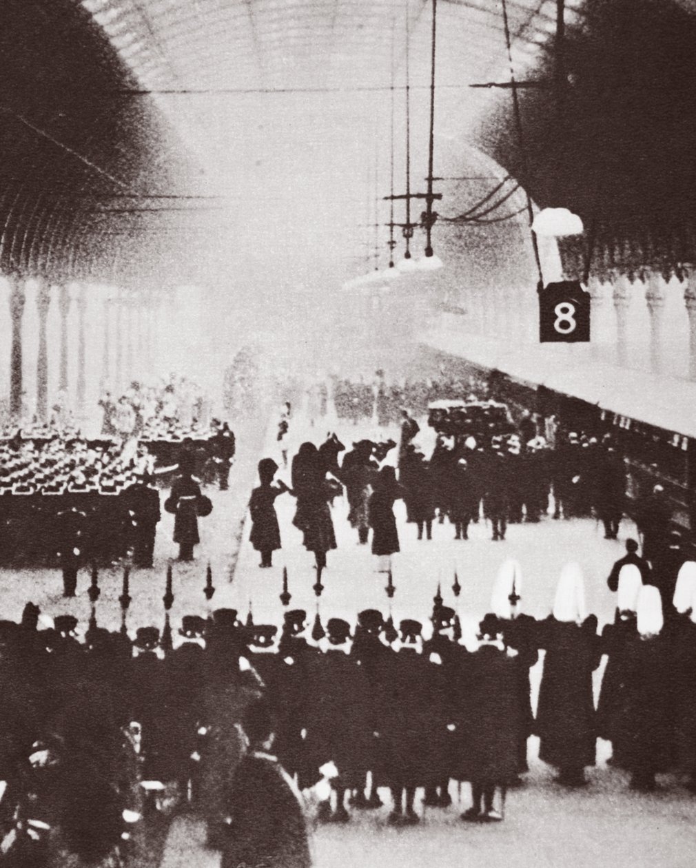 Estación de Paddington, el cuerpo de Jorge V en camino a su lugar de descanso final en Windsor, 1936 de English Photographer