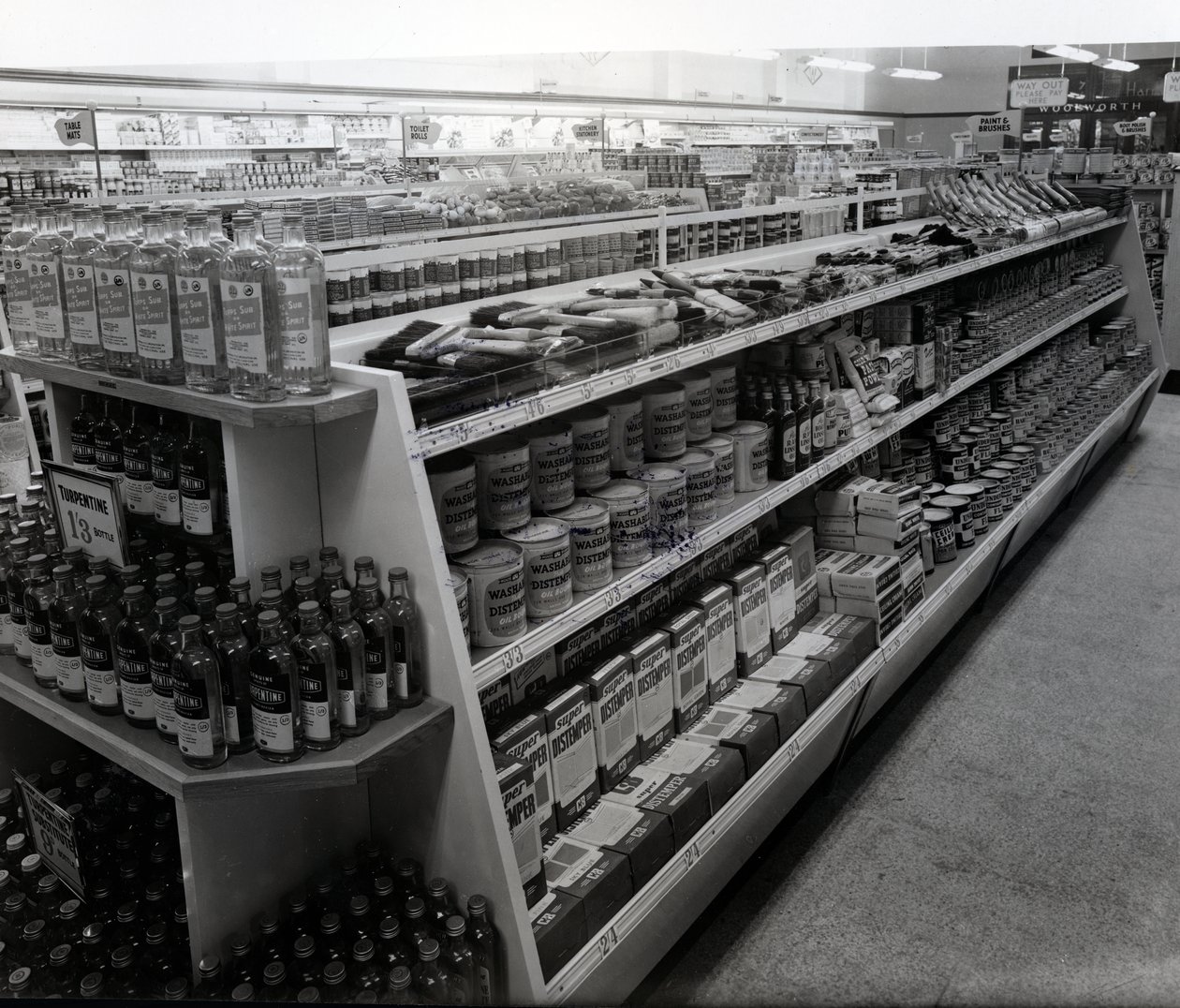 Pasillo de pintura y pinceles, tienda Woolworths, 1956 de English Photographer