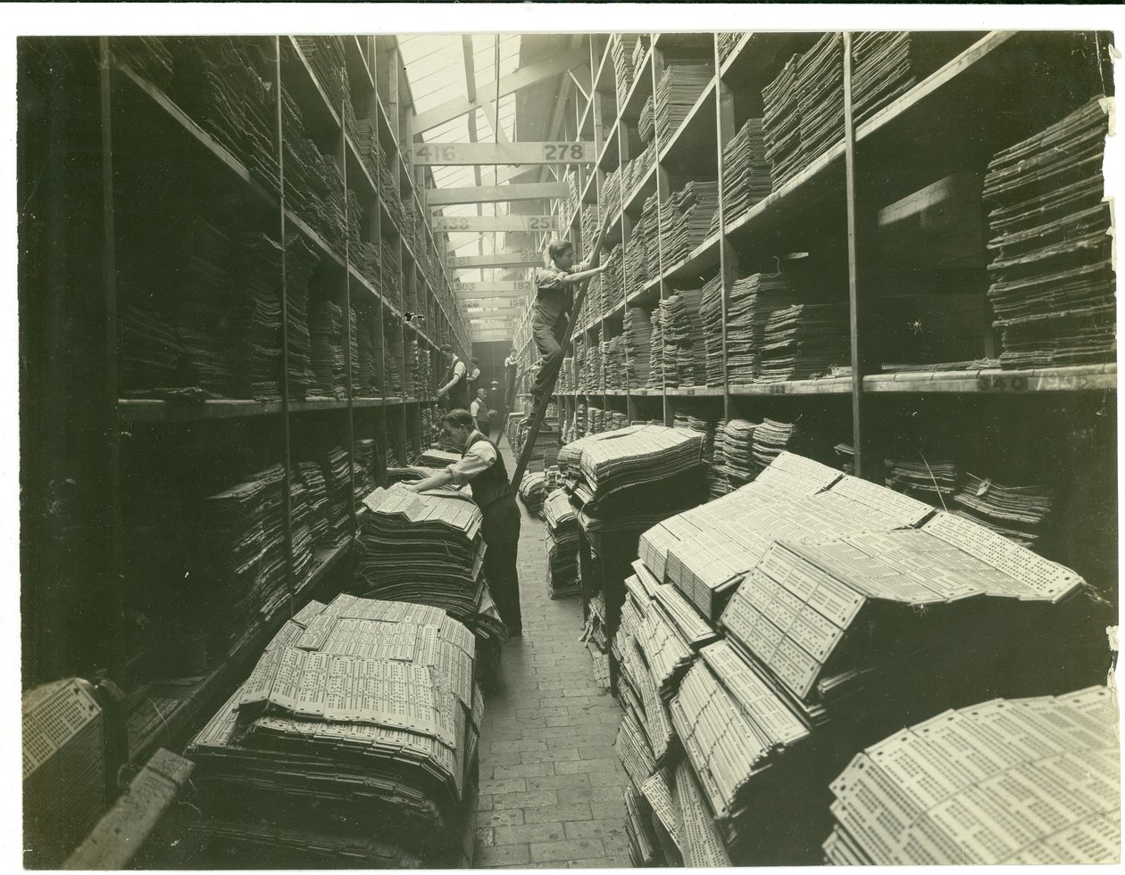 Parte de la sala de tarjetas Jacquard, fábrica de alfombras, 1923 de English Photographer