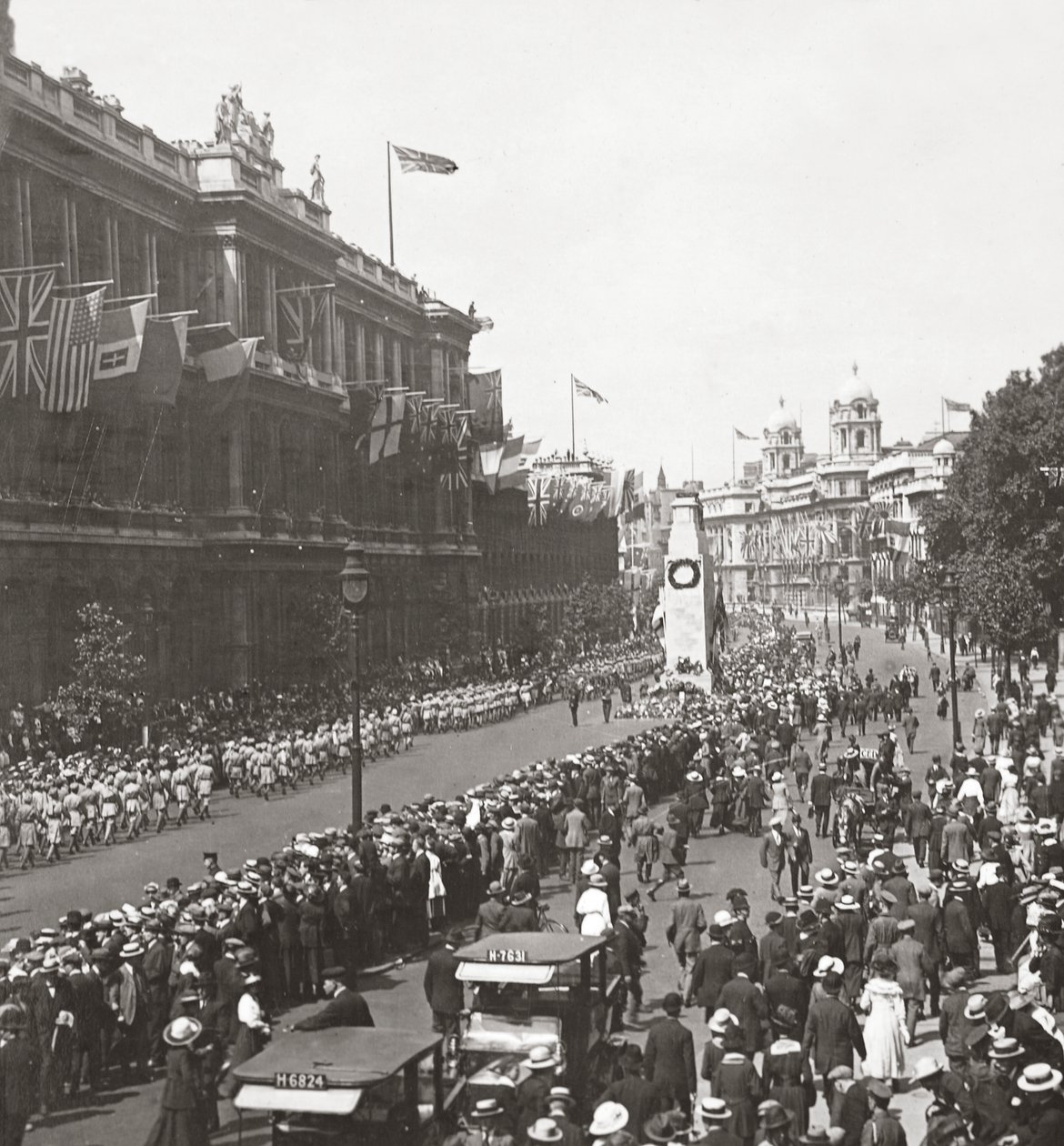 Procesión de paz de las tropas indias saludando al Guerrero Desconocido en el Cenotafio, Whitehall, 19 de julio de 1919 de English Photographer