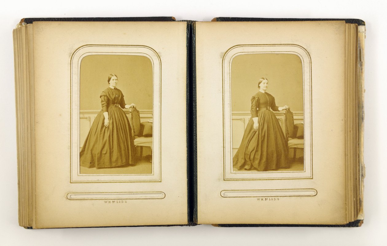 Álbum de fotografías que contiene 31 carte de visite, 1867 de English Photographer