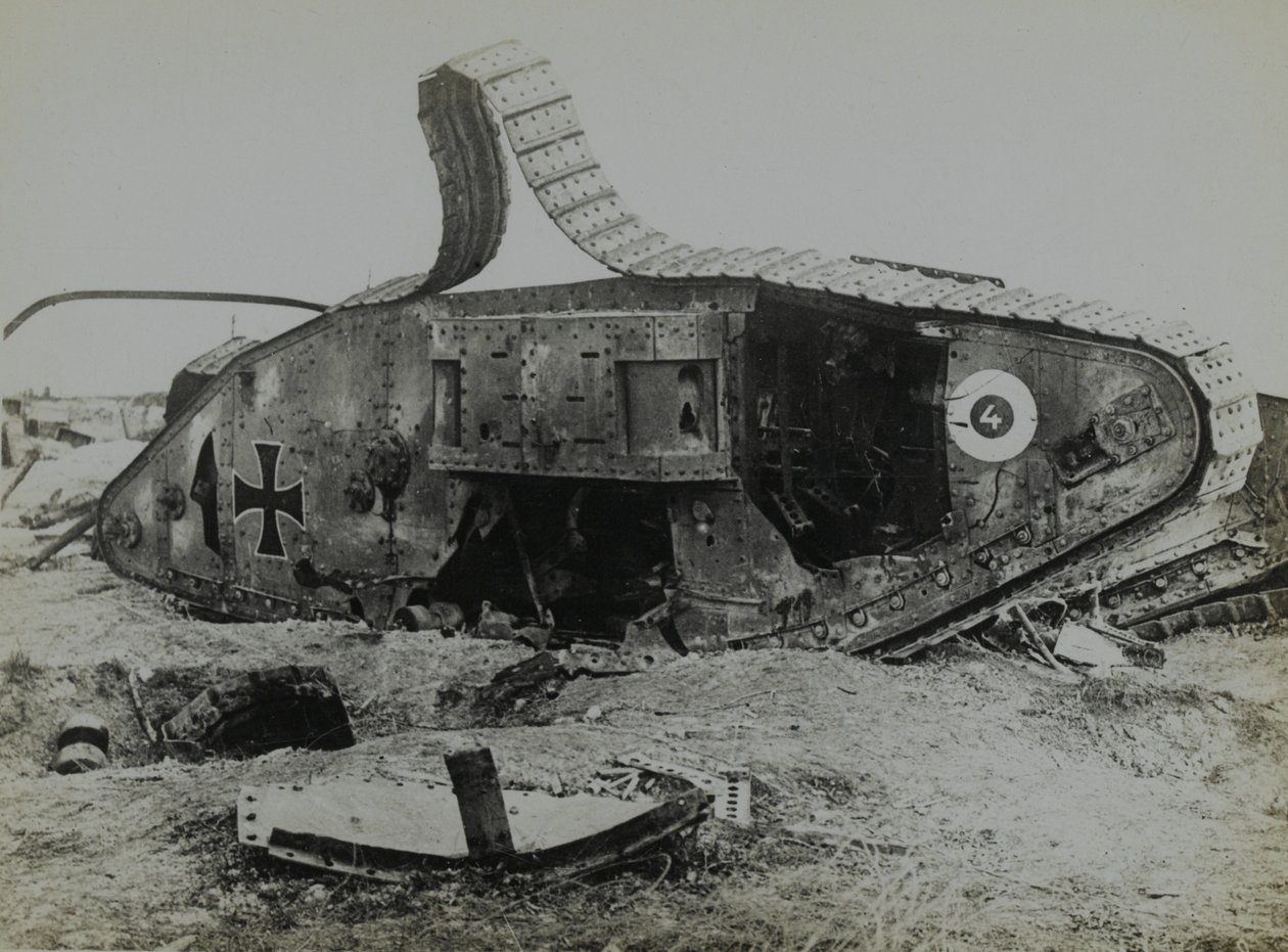 Fotografía de tanque británico deshabilitado con marcas alemanas de English Photographer