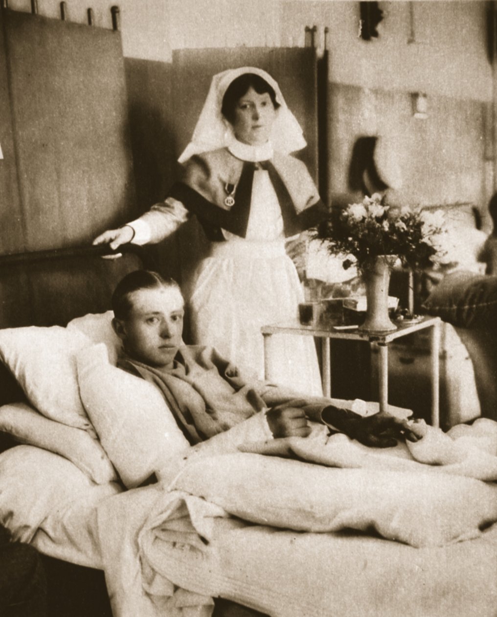 Piloto del avión de combate que derribó a Immelmann: el Teniente McCubbin en el hospital, de The Illustrated War News, 26 de julio de 1916 de English Photographer