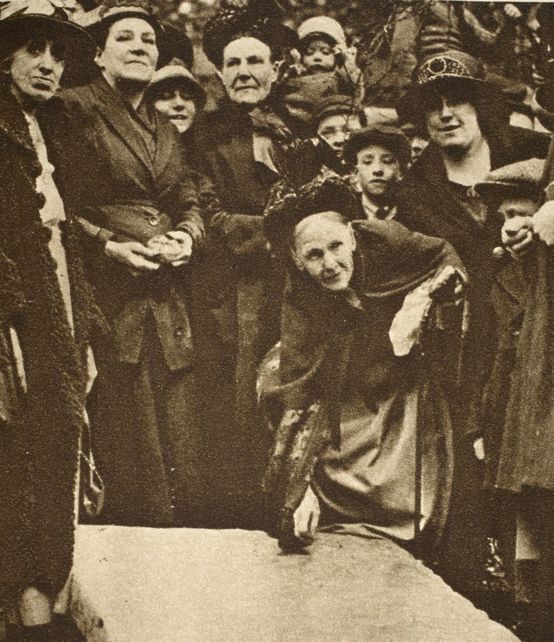 Viudas pobres recogiendo monedas de una lápida el Viernes Santo de English Photographer