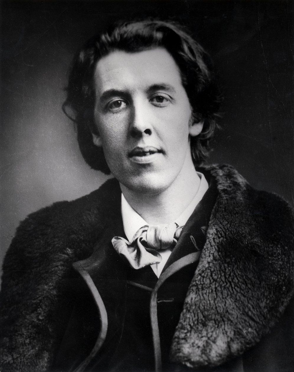 Retrato de Oscar Wilde (1854-1900) con un abrigo de piel comprado para su viaje a América, 1881 de English Photographer